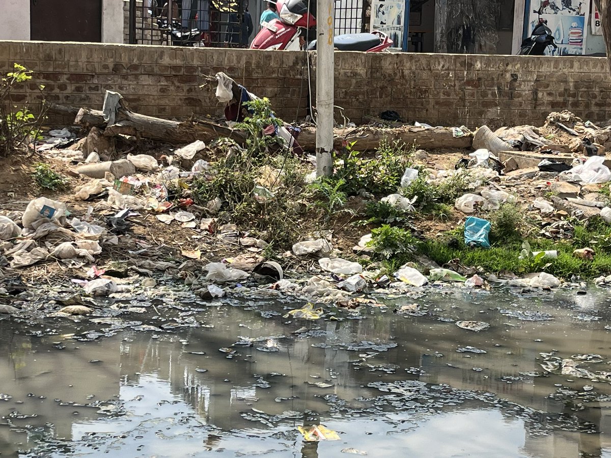 NeerajK54510099's tweet photo. @MCManesar @OfficialGMDA @PMOIndia @narendramodi @mlkhattar pls see the condition of garbage , swamp at residential sector M1 in Manesar, Gurgaon, 700 plus families are residing im the vicinity but no government authority cares. This is reality of swatch Bharat at ground level. https://t.co/UmfEZ3JDrH