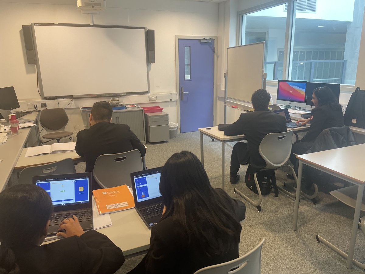 ChelseaAcadLib's tweet image. Our EAL students working very hard and staying focused while practising their English skills on Flash Academy. We are so proud of them and how far they have come in terms of their English language skills. Well done!!! @ChelseaAcadEng @chelseaacademy