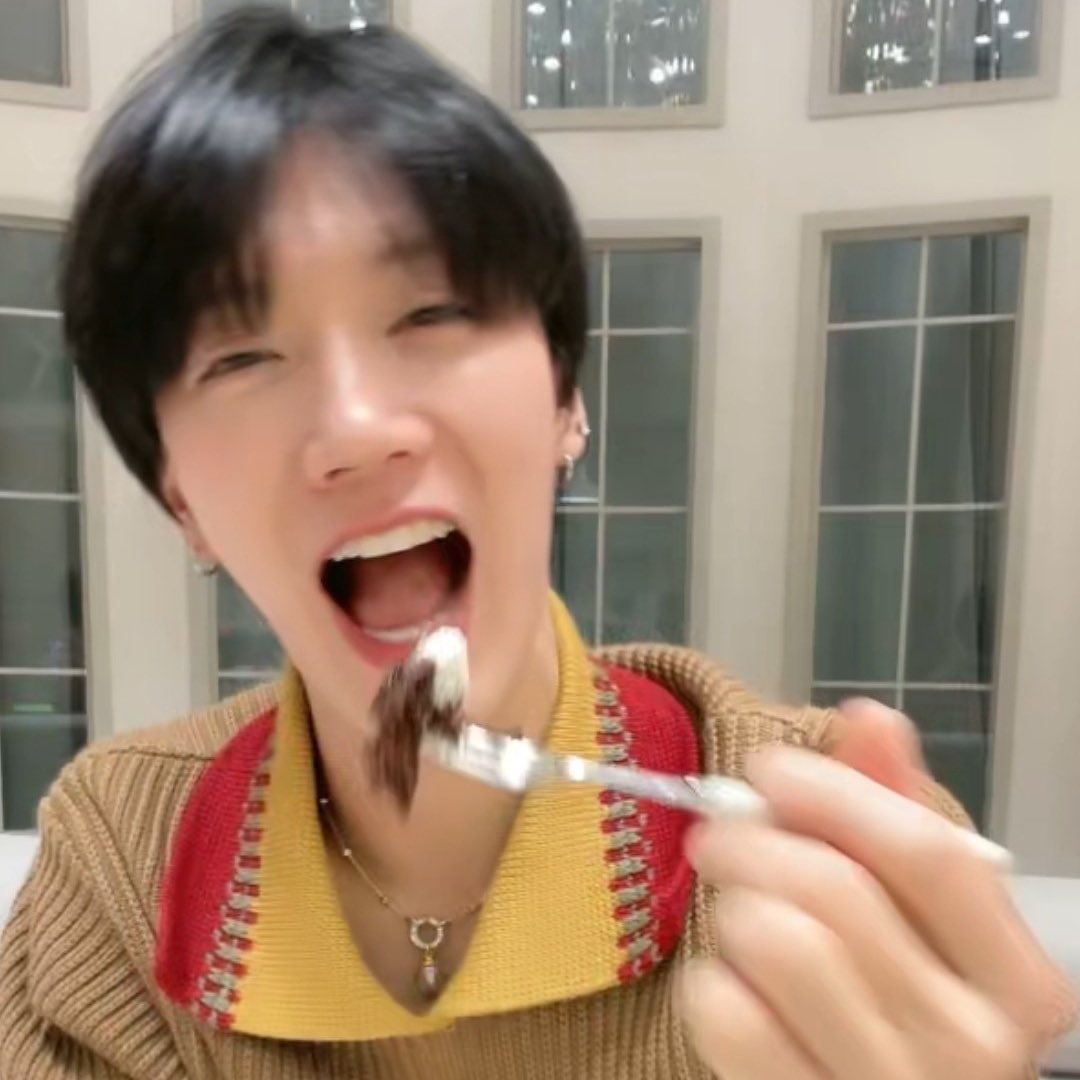 bemindlee's tweet photo. เหมือนเดิมเลย เปลี่ยนแค่จากถือจุกนมปลอม มาถือซ้อมจิ้มเค้ก 🥺🥺🥺🥺🥺🥺🥺🥺🥺🥺🥺🥺🥺🥺🥺🥺🥺🥺🥺🥺🥺🥺 https://t.co/f1nLAYlKw8