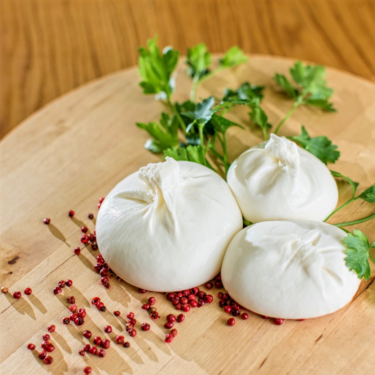 Totemfood's tweet image. #Burrata has a solid outer layer made from fresh mozzarella, which formes a pouch then filled with soft and stringy “#stracciatella”. 
It was “invented” in Southern Italy, in Apulia, and it’s now a highly appreciated product, loved by food lovers.
#totemfood #frozenitaliancheese