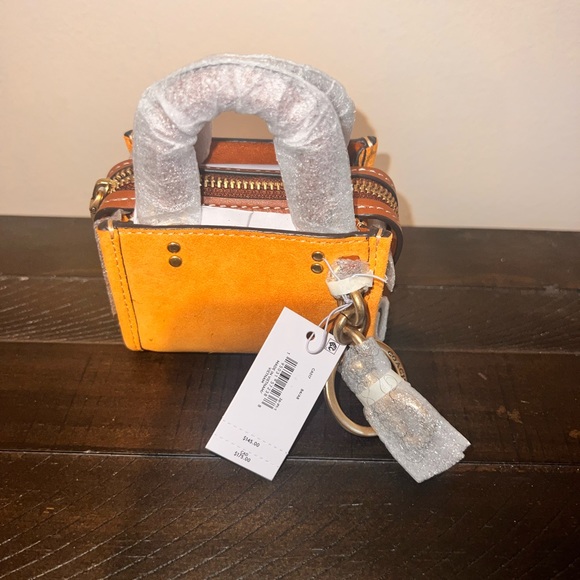 licensed2thrift's tweet image. So good I had to share! Check out all the items I'm loving on @Poshmarkapp #poshmark #fashion #style #shopmycloset #coach: posh.mk/3i6NWzy1Kxb