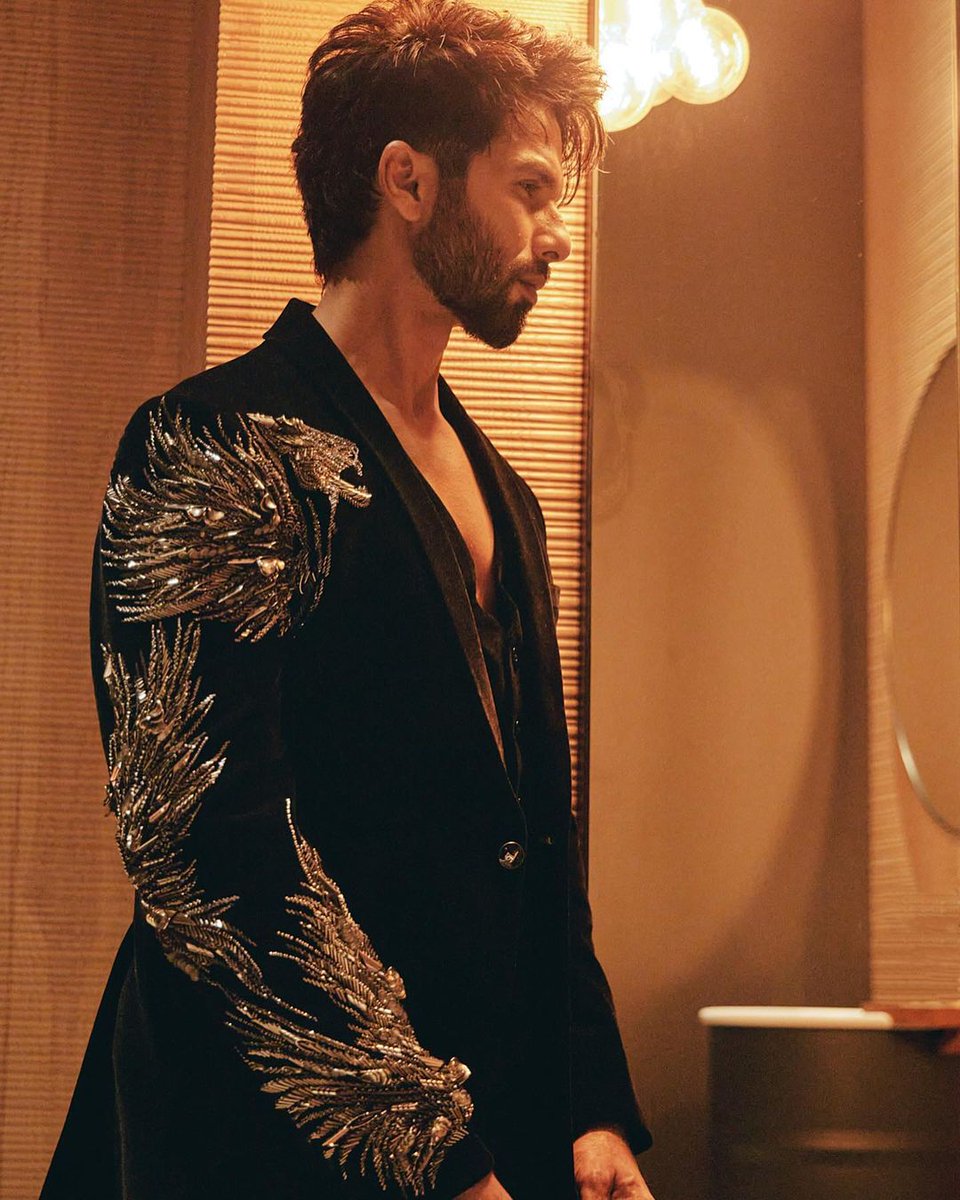 PFLNews1's tweet image. Shahid Kapoor (
@shahidkapoor
 in the Gaurav Gupta Panther Wing Tuxedo for the Zee Cine Awards 2023 
@Urvashipflnews 

#GauravGupta #GauravGuptaMan #S
