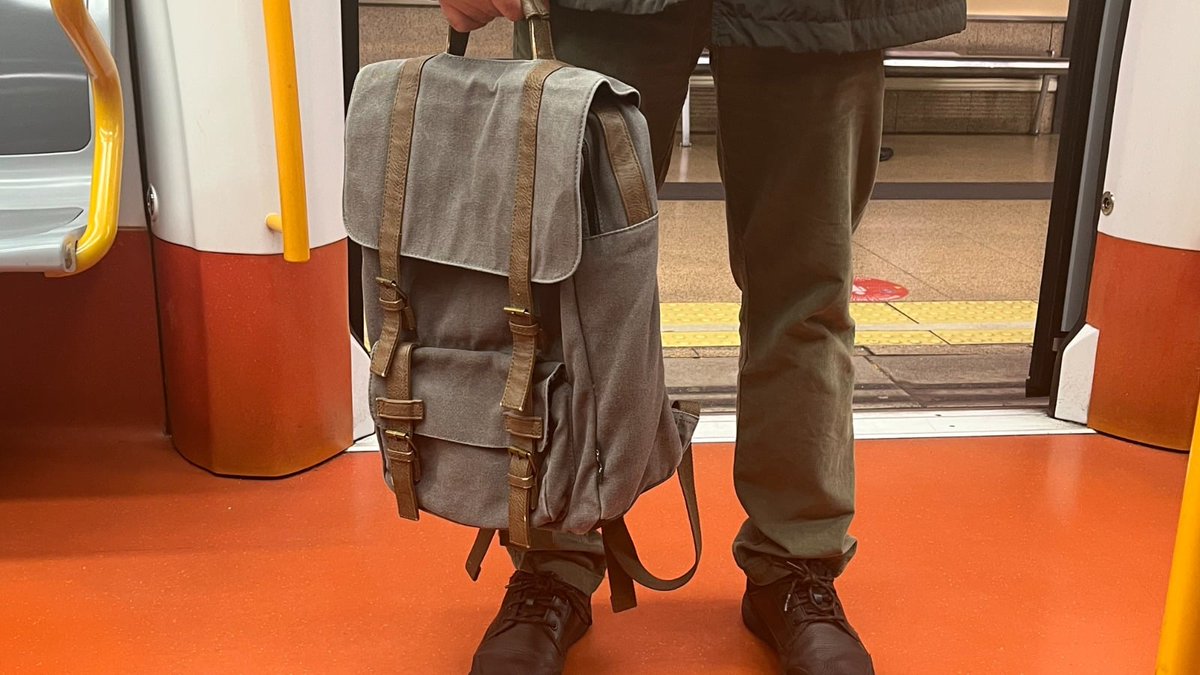 metro_madrid's tweet photo. Al entrar en el tren, por favor, quítate la mochila de la espalda para no molestar a otras personas. 👍
#Civismo https://t.co/im88TdNml4