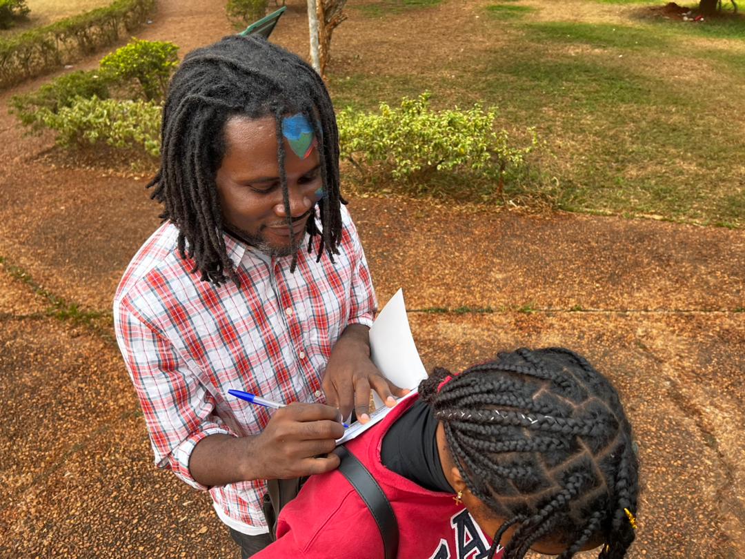 IamHimins's tweet image. Petites images de l&apos;activité #Learntocreate organisé par @lionvisuals. Entre facepainting, photographie et dédicaces, c&apos;était fun. Les 5 meilleures peintures ont gagné une copie dédicacée du livre #JournalDuneJeunesseGaspillée merci @AbenaYvanna c&apos;était 🔝❤️
#BookDealer #Author