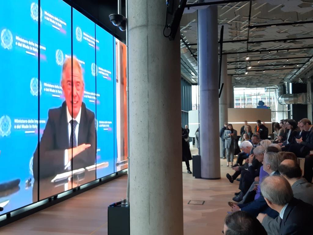 Il ministro @adolfo_urso è intervenuto alla presentazione della mostra #LookingBeyond, primo evento @IAC2024 di Milano 2024
@aidaaitaly @ItalyMFA #IAC2024 @ASI_spazio @telespazio @Leonardo_IT @Thales_Alenia_S