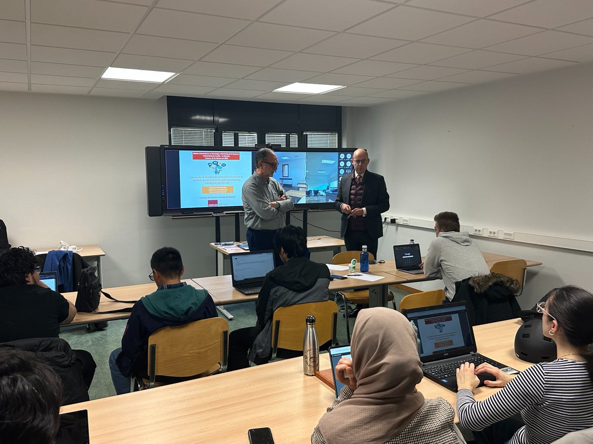 mueme's tweet photo. El profesor Alejandro Mollá, catedrático de marketing de @FdEconomiaUV @UV_EG, ha impartido el excelente Seminario "Los canales de distribución comercial en España en el contexto actual: Escenarios, actores principales, estrategias y tendencias" en el @mueme https://t.co/UsnxLhevLy