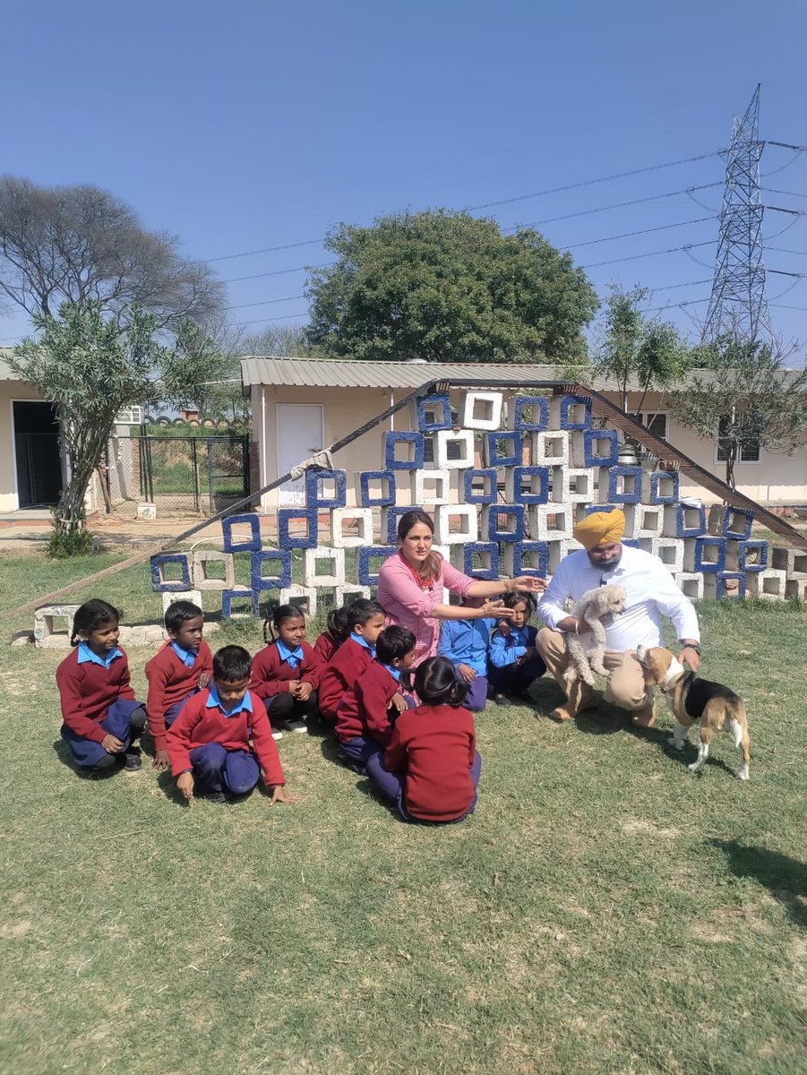 PHGCTBI's tweet photo. Captured moments from an Interview about Narcotic Detection &amp; Canines by @RozanaSpokesman and team with few school kids from an NGO in Mohali. Will be out soon. Stay Tuned! #PHGCTBI #rozanaspokesman #narcoticdetection #caninetraining #k9dogs #k9punjab #doghandler https://t.co/y3OrDb1ndC