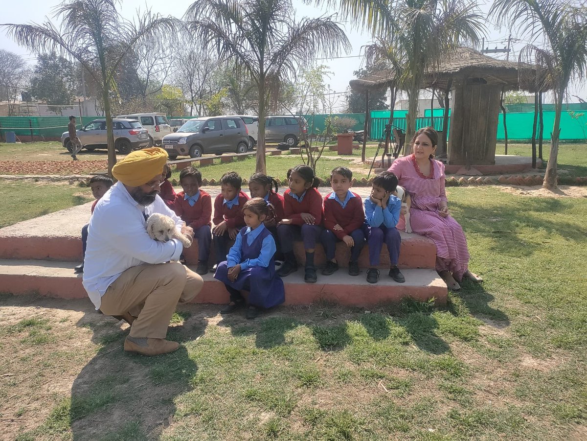 PHGCTBI's tweet photo. Captured moments from an Interview about Narcotic Detection &amp; Canines by @RozanaSpokesman and team with few school kids from an NGO in Mohali. Will be out soon. Stay Tuned! #PHGCTBI #rozanaspokesman #narcoticdetection #caninetraining #k9dogs #k9punjab #doghandler https://t.co/y3OrDb1ndC