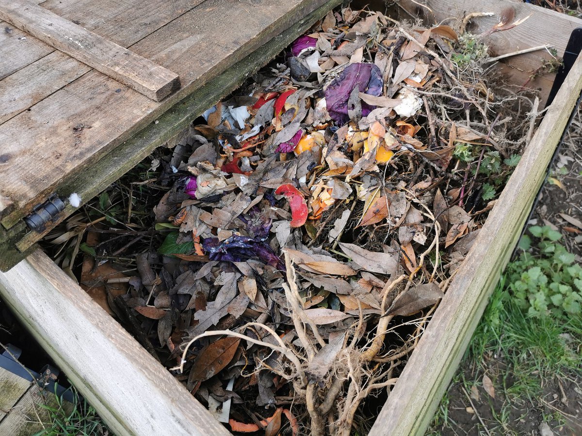 valcobreizh's tweet image. Les remises de composteurs débutent le 18 mars à #Tinténiac. Réservez dès à présent l'1 des 3 modèles de #composteurs à tarifs préférentiels 🪱. 
↪️ bit.ly/3ZrASED
#Composter, c'est ↘️ de 30% le volume de ses ordures ménagères 🍊🍎🥕🥔. 
#TousAuCompost #biodéchets #tri