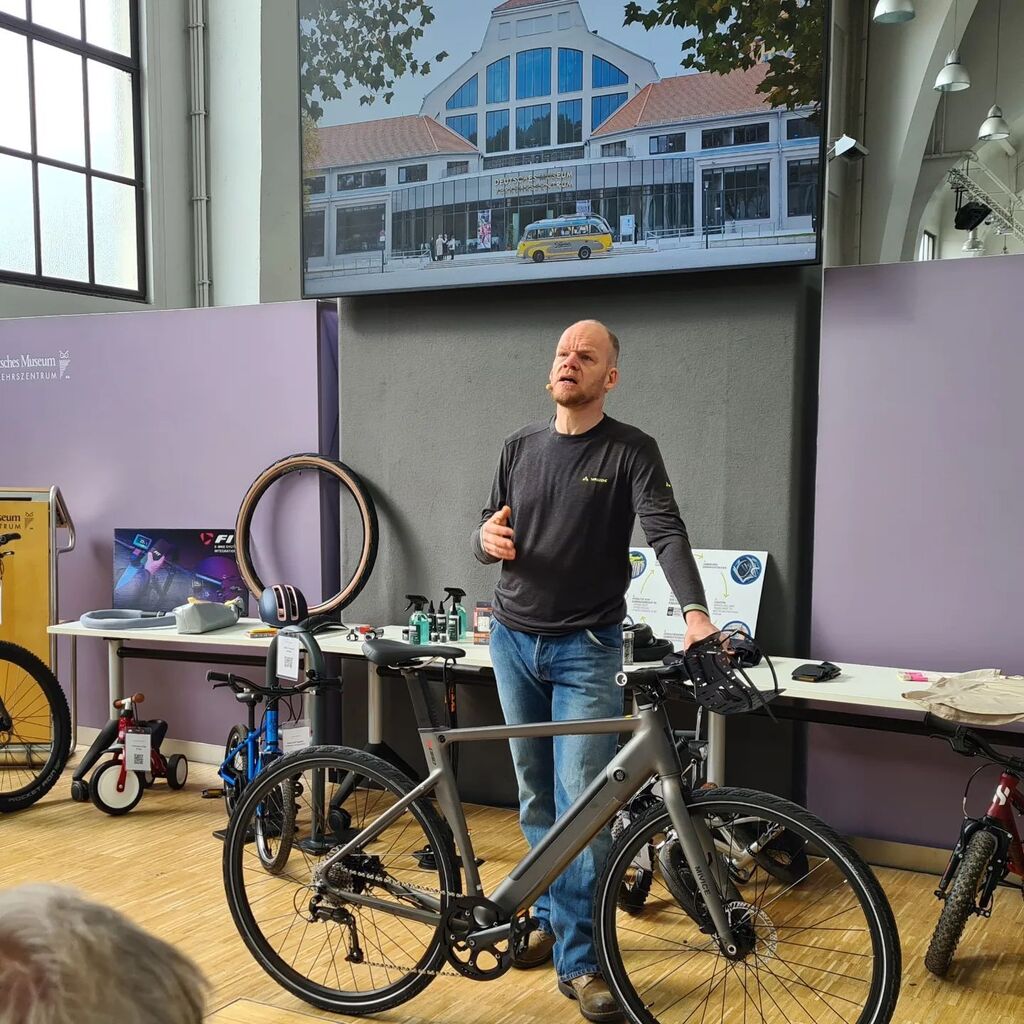 Der Fahrradfrühling kann losgehen. Presse Vorstellung im Verkehrszentrum des deutschen Museums #münchen #gpsradler #deutschesmuseummünchen instagr.am/p/CpKXbbNMLQt/
