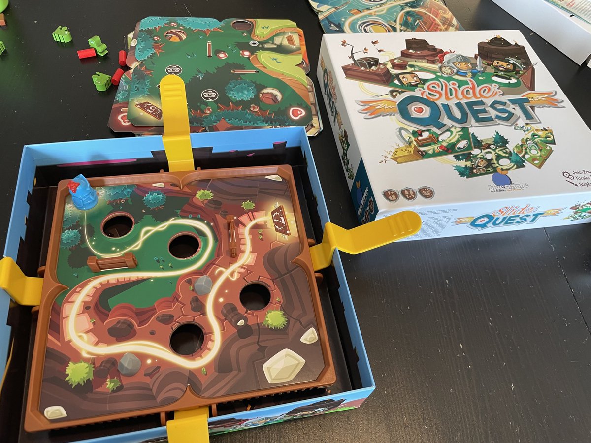 gecudam's tweet photo. Zuerst #GeisterGeisterSchatzsuchmeister „gemeistert“ und dann ein paar Level von #SlideQuest mit dem Junior gezockt. Beides super Spiele, SlideQuest ist ein ungeahnt spaßiges Geschicklichkeitsspiel, das man auch super solo spiele kann. Gefällt. #boardgames #solo https://t.co/vvvvN8qrae