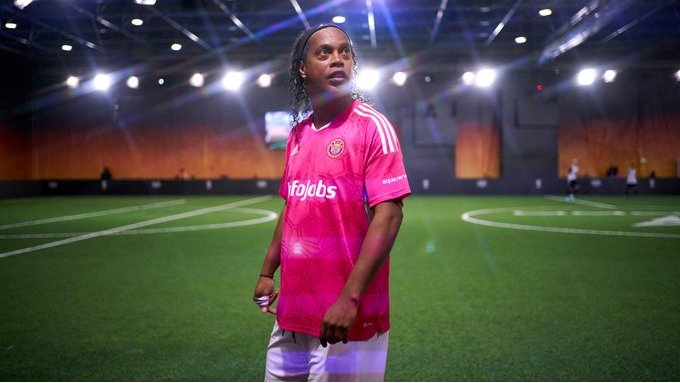 BetclicPortugal's tweet photo. Assim que os árbitros explicaram a Ronaldinho como funcionavam os penáltis na Kings League: 
 
"Que vá outro, não vou estar a correr, tu estás louco!" 😂

Aos 42 anos, a lenda continua... ❤️ https://t.co/3cZsAUE5ss