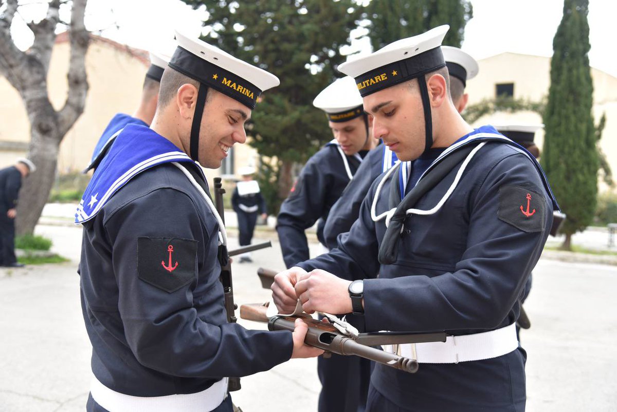 ItalianNavy's tweet photo. Alla Scuola Sottufficiali di #Taranto #MarinaMilitare, l’ultimo corso #VFP1 ha giurato fedeltà alla Repubblica Italiana!
Il Giuramento è stato l'atto conclusivo di un impegnativo corso formativo e addestrativo.
Scopri di più 👉https://t.co/t7tBAQzhxe
#UnMarediOpportunità https://t.co/UCrhTKlxcB
