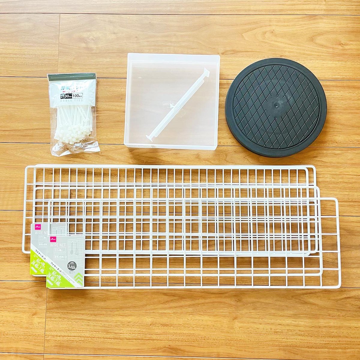 mofmofcloth's tweet photo. 100均アイテムでワイヤーネットの回転ラックを作成しました！

ダイソーのワイヤーネット&amp;整理トレーがフィット感抜群の組み合わせだったおかげで、簡単に4面ディスプレイができました✨
880円で完成！

ドール用アイテムを飾るのにもいい感じ😊

#ダイソー購入品 #回転ディスプレイ https://t.co/bBz15eWZVl