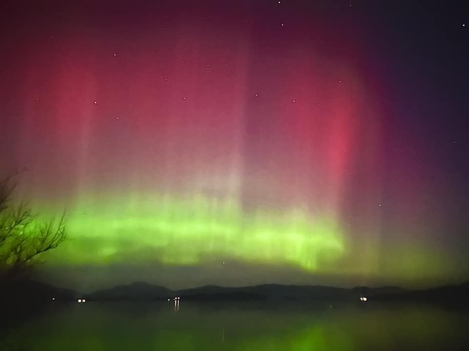 The Northern Lights lit up the sky over the country last night and Claire Wright took this photo of the aurora over Clydebank.

Did you manage to catch this wonder? Drop us your pictures below or submit on to our camera club here: facebook.com/groups/1004078…
#NorthernLights