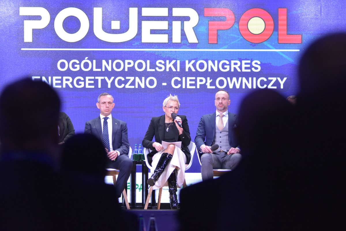 MKiS_GOV_PL's tweet image. Wiceminister @AnnaTrzeciakow3 podczas kongresu #POWERPOL: Zaktualizowana #PEP2040 będzie zawierać nowy filar – suwerenność energetyczną. To właśnie jest w centrum naszej uwagi. Suwerenność energetyczna oraz zrównoważony, racjonalny miks energetyczny jest kluczem do bezpieczeństwa