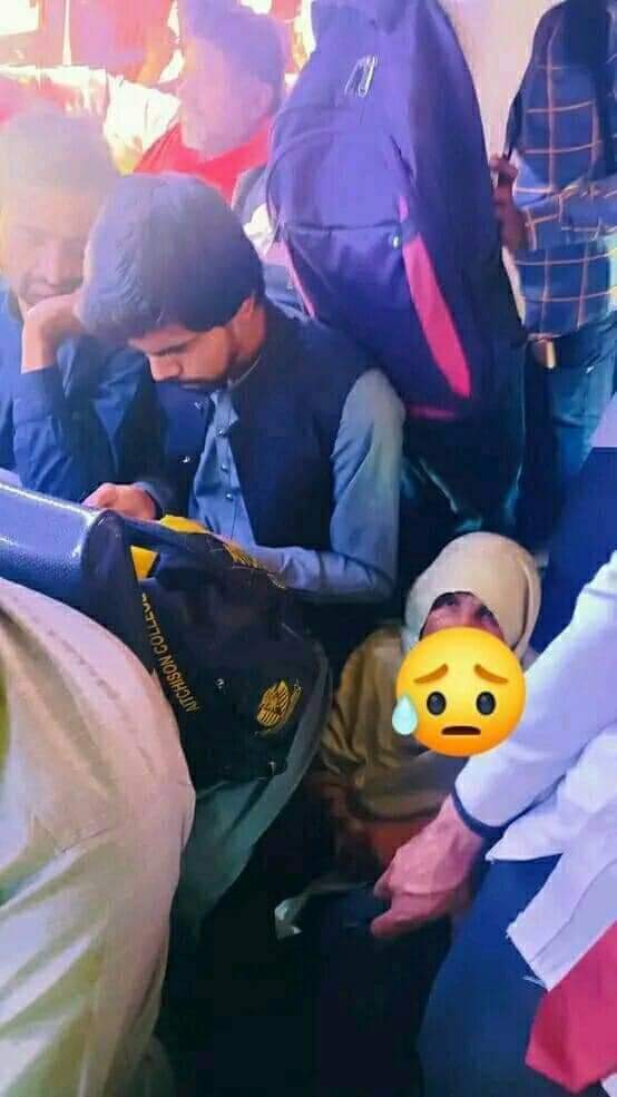 Utmankhil_1122's tweet photo. کالجز یونیورسٹیاں صرف ڈگریاں دیتی ہیں۔قصور ��ے دیپالپور کی طرف جاتےہوئے بس میں ایک بوڑھی عورت سٹوڈنٹ سے باربار کہہ رہی تھی کہ بیٹا سیٹ دے دوطبیعت ٹھیک نہیں مگر مجال ہے کہ سٹوڈنٹ ٹس سےمس بھی ہوا ہواور عورت بیچاری نیچےبیٹھ گئی😔😔
ایسی تعلیم پہ تھو 
ایسے تعلیم یافتہ لوگوں پر تھو https://t.co/nZTwtBeWVY