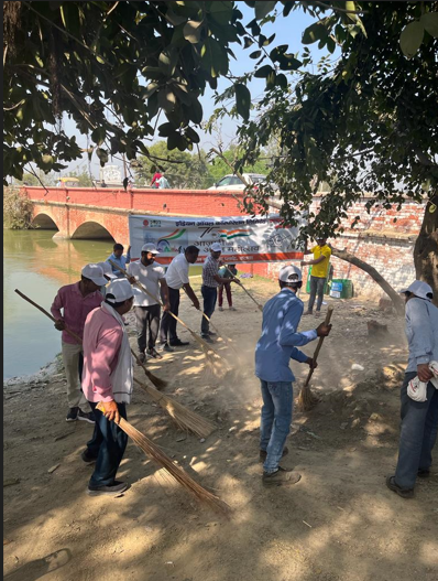 ioclupso2's tweet photo. #Swatchhta Abhiyaan Activities conducted under #AzadiKaAmritMahotsav Drive by Etawah LPG BP @ioclupso2 to spread awareness of cleanliness its health benefits for the villages of Dist Etawah #pheleIndianphirOil
@ChairmanIOCL
@DirMktg_iocl
@raj_dube
@EDLPGIOCL
@IndianOilcl https://t.co/YrqN7I89p8