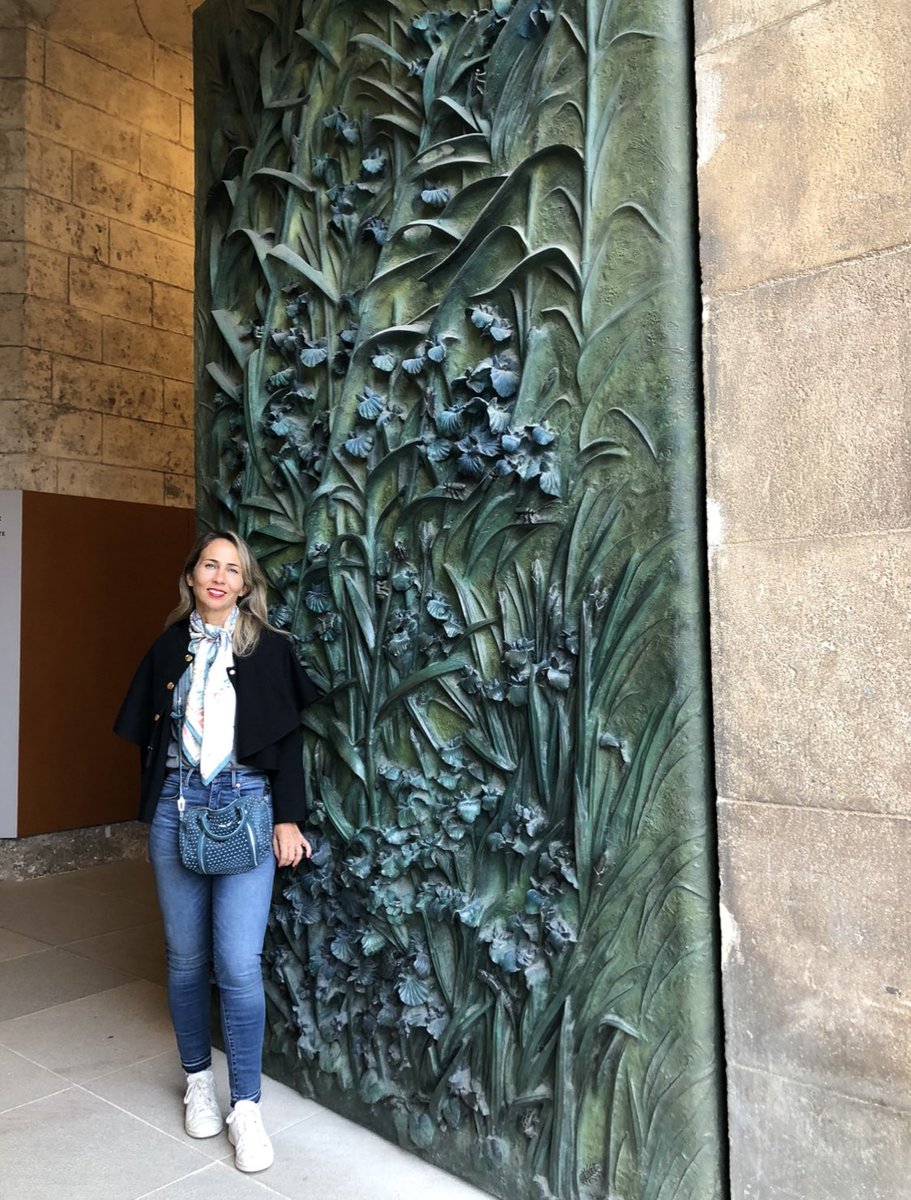 PinkTaxiRunner's tweet photo. One ear in Italy, one eye in Spain #VladimirNabokov #PaleFire https://t.co/TwZi3x4rV0