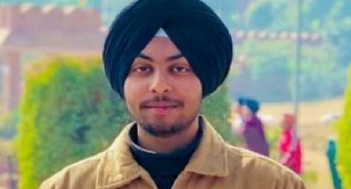 sourabhkapoor_'s tweet photo. @PbiUniPatiala 'ਚ  ਕੰਪਿਊਟਰ ਸਾਇੰਸ ਦੇ ਵਿਦਿਆਰਥੀ ਨਵਜੋਤ ਸਿੰਘ ਦਾ ਤੇਜ਼ਧਾਰ ਹਥਿਆਰਾਂ ਨਾਲ ਕਤਲ ਦੀ ਖਬਰ ਨੇ ਕਾਨੂੰਨ ਵਿਵਸਥਾ ਤੇ ਫੇਰ ਸਵਾਲ ਖੜ੍ਹੇ ਕਰ ਦਿੱਤੇ ਹਨ। ਪੰਜਾਬ ਵਿੱਚ ਸੁਰੱਖਿਆ ਹਾਲਾਤ ਬਿਗੜੇ ਹੋਏ ਨੇ, ਪਰ @BhagwantMann ਦਿੱਲੀ ਵਿੱਚ ਬੈਠੇ ਰਹਿੰਦੇ ਹਨ। ਵੀਸੀ @arvind_iiserm ਜੀ ਸੁਰੱਖਿਆ ਪ੍ਰਬੰਧਾਂ ਚ ਚੁੱਕ ਕਿੳ ਰਹੀ? https://t.co/0yvhbyorJk