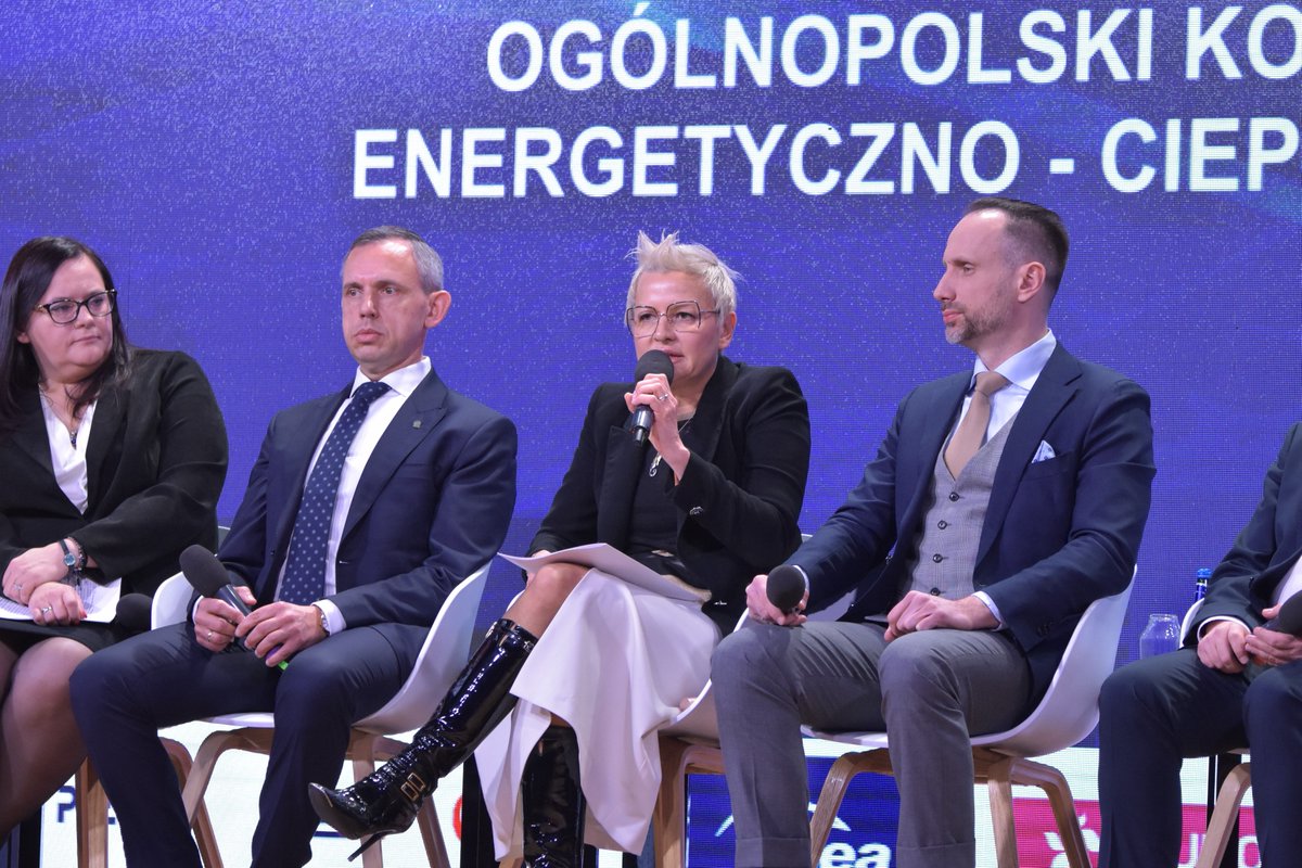MKiS_GOV_PL's tweet image. Wiceminister @AnnaTrzeciakow3 podczas kongresu #POWERPOL: Ceny maksymalne, zamrożone ceny dla gospodarstw domowych, dodatki do węgla i innych źródeł paliw – to wszystko było projektowane jako kompletny program ochrony. Musieliśmy reagować dynamicznie i nadal tak reagujemy.