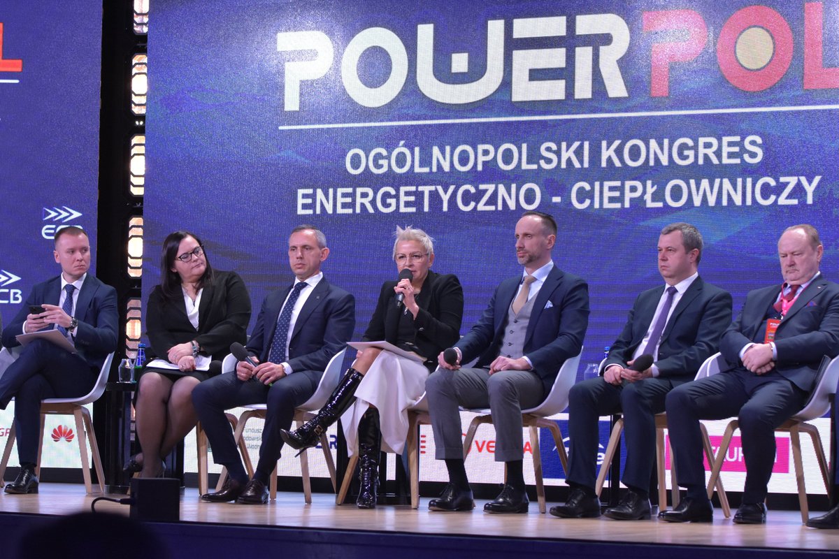 MKiS_GOV_PL's tweet image. Wiceminister @AnnaTrzeciakow3 podczas kongresu #POWERPOL: Ceny maksymalne, zamrożone ceny dla gospodarstw domowych, dodatki do węgla i innych źródeł paliw – to wszystko było projektowane jako kompletny program ochrony. Musieliśmy reagować dynamicznie i nadal tak reagujemy.