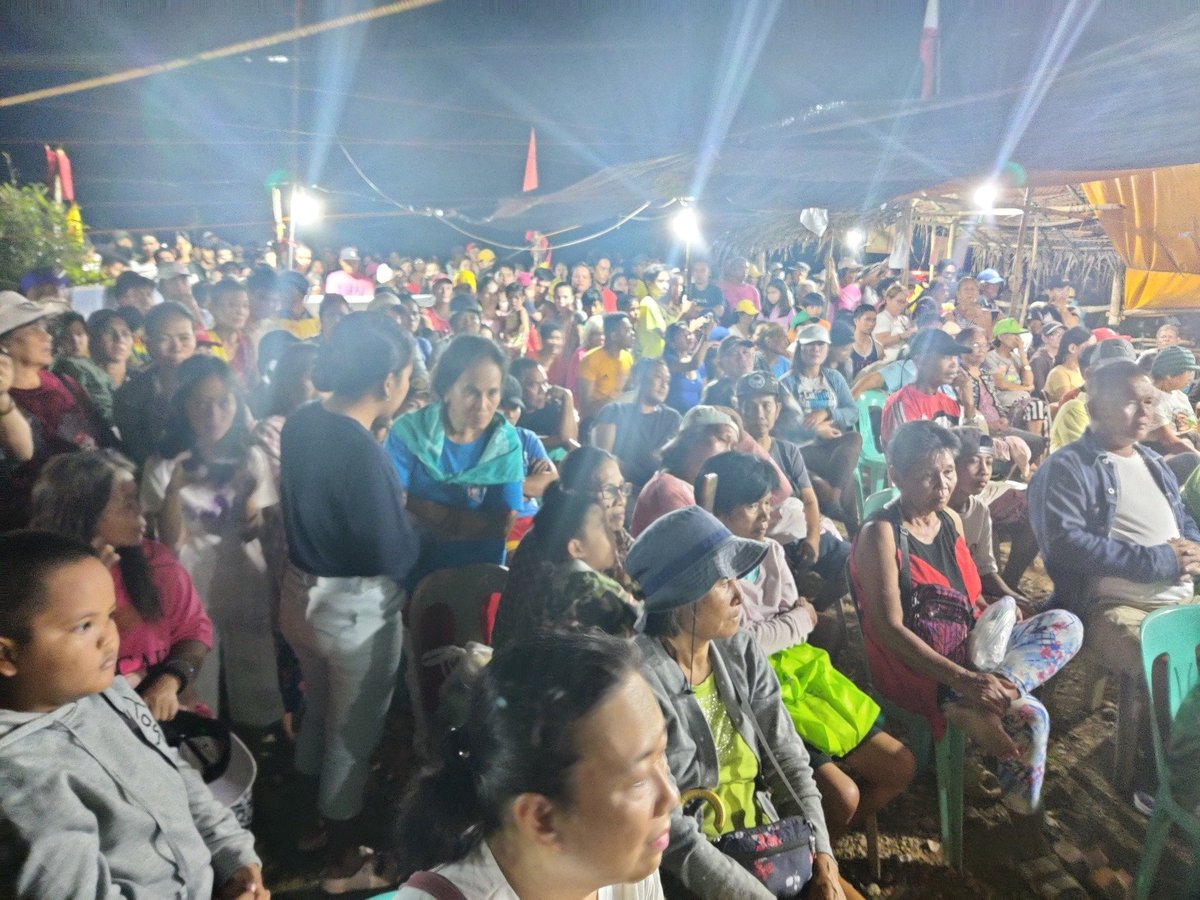 DannyFabella's tweet photo. Dito, dito sa mabatong entablado ng barikada ng bayang nakikibaka laban sa mapanirang pagmimina, napapanday, nabubuhay at nagkakaroon ng saysay ang bawat letra't himig ng aming mga awit. Maraming salamat. Mabuhay kayo! Tuloy ang laban!
#NoToMiningInSibuyan 
#MusikangBayan https://t.co/i8zWaFGpFQ
