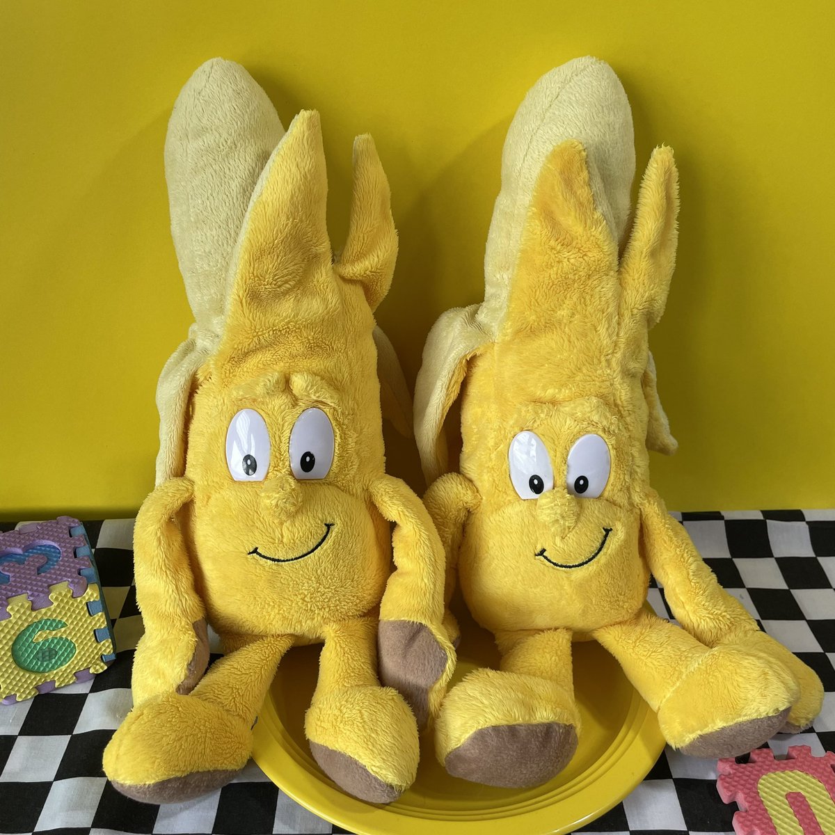 WinniedollS's tweet photo. Banana Goodness Gang 🍌
( 3 ตัว )100 baht
มีตำหนิ (ขนไม่ค่อยเรียบ+ตาสะกิดไม่มาก) 1 ตัว 70 baht
#ตุ๊กตามือสอง #ตุ๊กตา #ตุ๊กตาผัก #ตุ๊กตาผลไม้ #goodnessgang #ตุ๊กตามือสองสภาพดี #ตุ๊กตางานอเมริกา https://t.co/CZniqzkUpJ