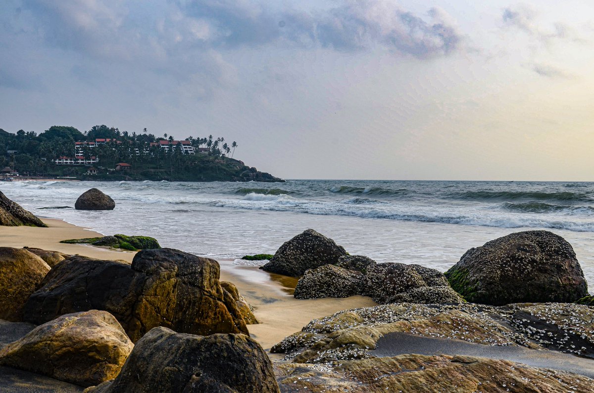 KeralaTourism's tweet photo. The sun, sand, surf … and so much more!
From parasailing in the skies to diving into the ocean, Kovalam - one of the world’s stunning beach destinations - has several experiences to offer tourists.
©️ Kamal Preet Kaur
#BeachesOfKerala #Activities #PackUpForKerala https://t.co/PzMnbJVFI7