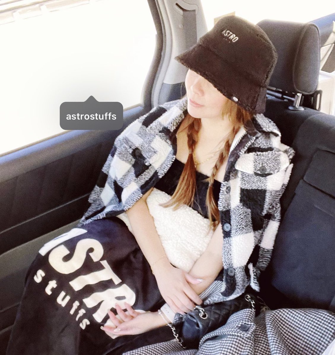 nn94_97's tweet image. วันนี้เอาผ้าห่มติดไปด้วย นุ่มนิ่มอุ่นสบายสุดๆ #astrostuff พี่ห่มทุกคืนแทนผ้าของรร.เลยนะ  #bbrightvc &amp;gt; &amp;lt; ^^