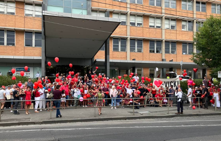 T___reignfree's tweet photo. mother of two - Vicki Derderian denied placement on heart transplant list because of her Vax status.
For the last two Saturdays in a row, people have gathered at the Alfred Hospital to support her fight for life.
They plan to go every Saturday for the foreseeable future. 💪 https://t.co/85ys216bTZ