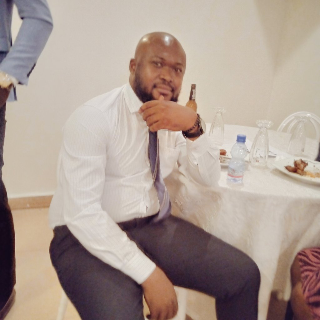 Authenticcongo1's tweet photo. Envue de rencontré le Parrain l'homme celèbre du congo https://t.co/VChMyds5SU