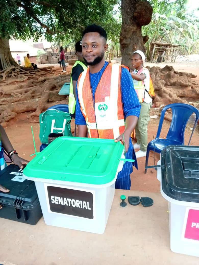 Austinokai's tweet photo. @inecnigeria , This is Odawn John posing with APC House of Representative candidate for Dekina/ Bassa Federal Constituency, Odawn John is from Oduh Ofugo an APC member who's also an INEC adhoc staff posted to his own polling unit at Odu for the same election in Dekina https://t.co/RGB5ZL6jxr
