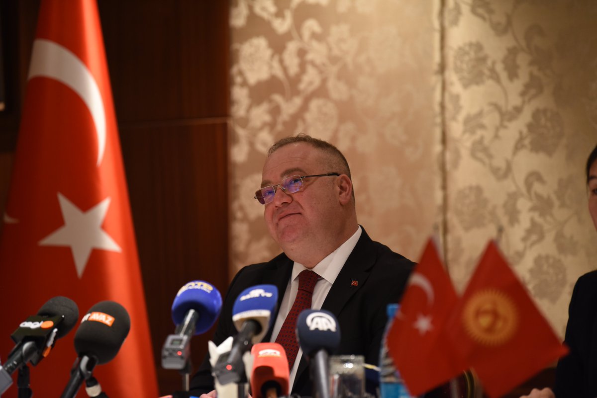 TC_BiskekBE's tweet photo. Ülkemizde yaşanan deprem felaketi hakkında düzenlediğimiz basın toplantısında kamuoyunu bilgilendirerek, kardeş Kırgız halkına bir kez daha şükranlarımızı sunduk.

 🇹🇷🤝🇰🇬 https://t.co/WPMtMx7nud