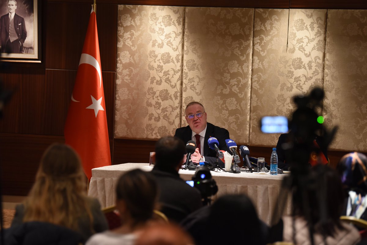 TC_BiskekBE's tweet photo. Ülkemizde yaşanan deprem felaketi hakkında düzenlediğimiz basın toplantısında kamuoyunu bilgilendirerek, kardeş Kırgız halkına bir kez daha şükranlarımızı sunduk.

 🇹🇷🤝🇰🇬 https://t.co/WPMtMx7nud
