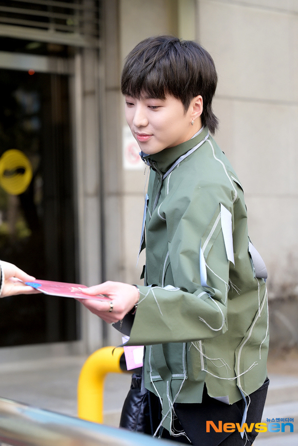 PHOTO】WINNER カン・スンユン「不朽の名曲」収録に参加…笑顔で登場