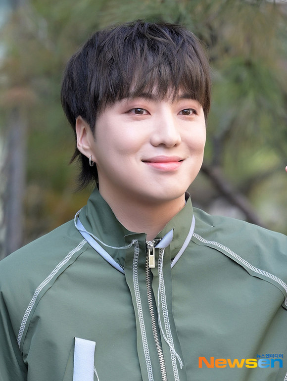 PHOTO】WINNER カン・スンユン「不朽の名曲」収録に参加…笑顔で登場