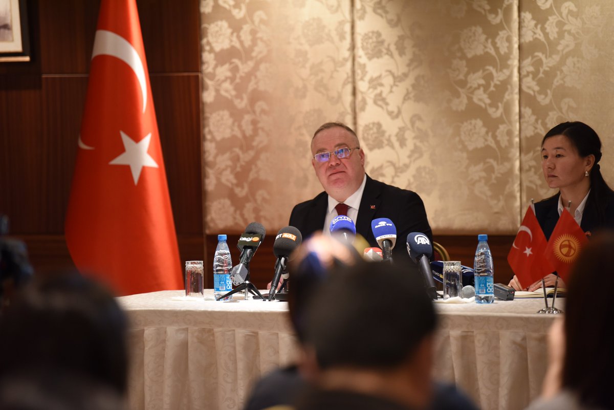 TC_BiskekBE's tweet photo. Ülkemizde yaşanan deprem felaketi hakkında düzenlediğimiz basın toplantısında kamuoyunu bilgilendirerek, kardeş Kırgız halkına bir kez daha şükranlarımızı sunduk.

 🇹🇷🤝🇰🇬 https://t.co/WPMtMx7nud