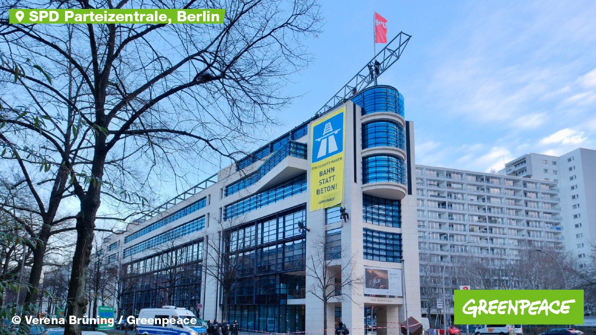 greenpeace_de's tweet image. Wird die @SPDde zur “Straßen Partei Deutschlands”?

Dagegen demonstrieren Greenpeace-Aktive heute vor der Parteizentrale in Berlin – und für eine soziale Verkehrspolitik. Ihre Botschaft: Bus &amp; Bahn vor weiteren Autobahnen! @OlafScholz muss den Ausbau von neuen Autobahnen stoppen.