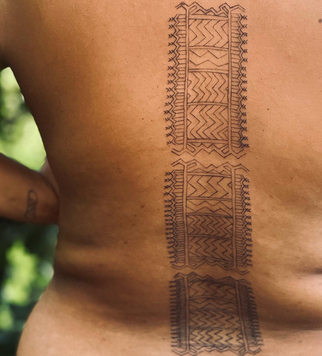 millicent_barty's tweet photo. Every milestone achievement calls for engraving permanent traditional ornaments of my blood line. Continuing my ‘maore-ni-poro’ journey - Owa Raha (Santa Ana, Makira). A painful 6hrs but nothing compared to what my great grandmother would’ve endured. 

#KastomKeeping #Traditional https://t.co/JnwEvqLwlj