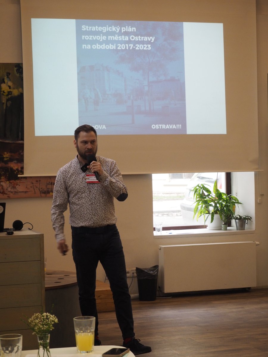fajnOVA_cz's tweet photo. Co by vám nejvíce chybělo, kdybyste se odstěhovali z Ostravy? I na tuhle otázku jsme se ptali během setkání v @ImpactHubOva věnovaného budování komunit. Co byste odpověděli vy? Proces tvorby nového plánu se pomalu rozebíhá...#fajnova #ostrava #komunita #plan2030 https://t.co/C2M8GvrdmV