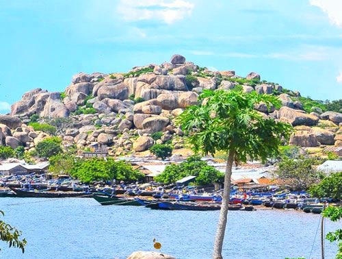 The spectacular 25sqkm Dolwe Island is one of L.Victoria’s best kept secrets.A host to hundreds of granite rocks & boulders bearing #rockpaintings, carvings & engravings, the enigmatic Dolwe is 1 of Uganda's 56 rock art painting sites
 #VisitUg 
#PearlOfAfrica
#MissionAtHeartUg🇺🇬