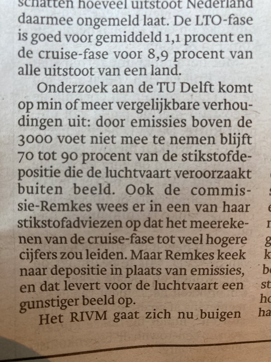 Nederland is samen met Slovenië en Litouwen het enige EU land dat stikstofemissie boven de 900 meter niet meetelt. En dat scheelt behoorlijk, 10% ipv 1% van alle stikstofuitstoot. Waarom houden andere landen de luchtvaart niet de hand boven het hoofd en Nederland wel?