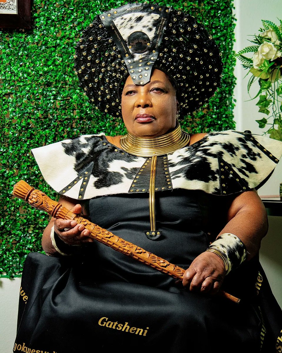 atribecalledzim's tweet photo. Regal👑 Gogo MaNdlovu @80
👑📿👗 @atribecalledzim
📷 @byo_portraits
💄 @atribecalledzim
🏡 @klyves_gifts
#birthdayphotoshoot #isicholo #africancrown #tribequeen #cowhidefashion #tribalfashion #africanfashion #handmade #madeinzimbabwe #madeinbulawayo https://t.co/27A67Ldchw