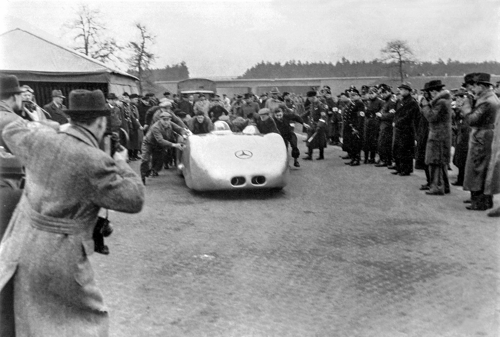 CzBenz's tweet photo. Zítra tomu bude 85 let, co slavný závodník Rudolf Caracciola dosáhl na dálnici rekordní rychlosti 432,7 km/h. Tento světový rekord osobního vozu se spalovacím motorem platil dalších 79 let. #MercedesBenz https://t.co/dnqXcTRyE3 https://t.co/d71F81C7XF