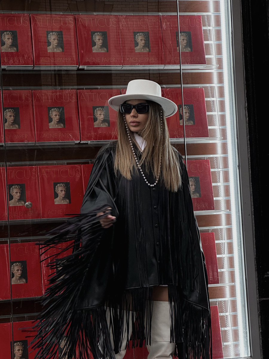 karolinageits's tweet image. Moody Monday 🖤 @REVOLVE 

#shacket #shacketstyle #springfashion #shacketseason #streetstyle #revolve