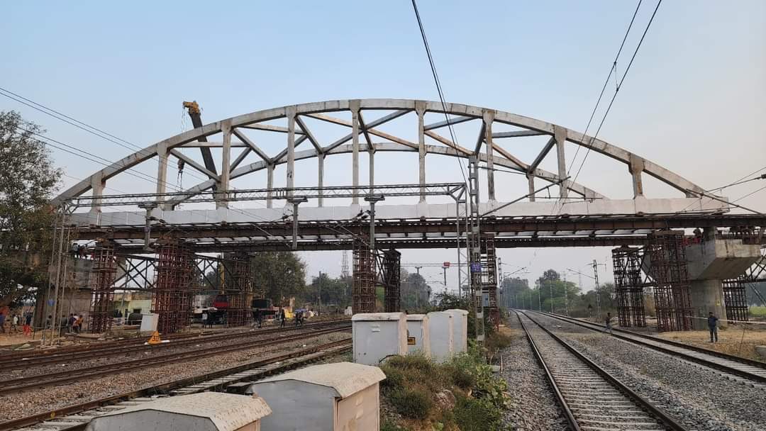Bow String #Girder of 60 m span weighing 400 MT was successfully launched for RoadOverBridge-67C at IR #Karbigwan station&#EDFC alignment in #UttarPradesh’s #Kanpur district, between DFC New #Malwan – New #Kanpurstations & Northcentral railways #Karbigwan-#Prempur  stations today