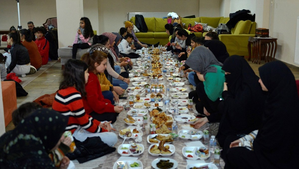 Zonguldak Bülent Ecevit Üniversitesi'nde kente gelen depremzedeler için kahvaltı düzenlendi. 

300 depremzede yere serilen örtüler üzerinde kahvaltı ederken, protokol üyeleri masada oturdu.

(Sözcü)