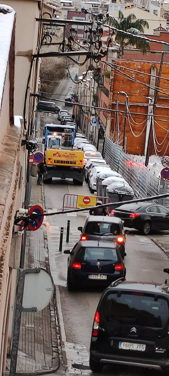 AlexPerez2001's tweet photo. Inicien obres al carrer Gasòmetre i passant màquines de pès i amplada. El carrer Gasòmetre el més estret del Segle XX. Quins 2 o 3 anys que ens esperen d obres. Necessitem les voreres segures Help!. @jordi_ballart @LluisaMA @ajterrassa @DiarideTerrassa @MonTerrassa @BarriSegleXX https://t.co/9Pn9QeSbtz