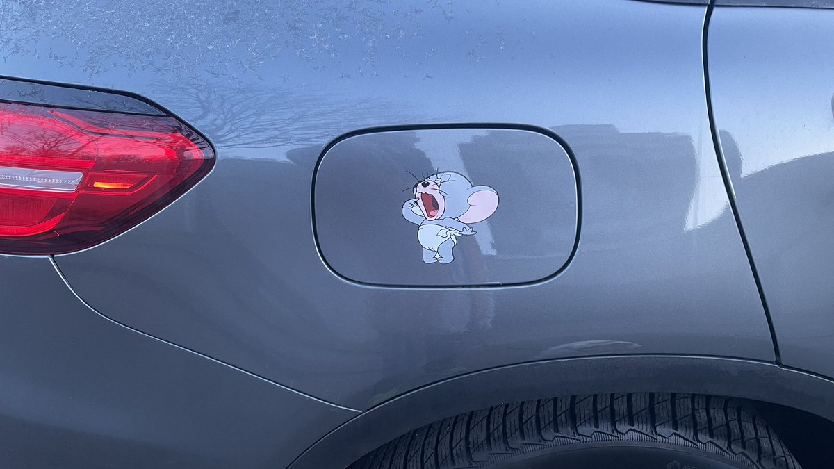 Oh_lee_go's tweet photo. Morgens und in #Feuerbach. #Makellos sauberes #Auto, keine #Aufkleber bis auf diesen. Ich konnte nicht mehr vor #lachen. https://t.co/oipQlgLBzX